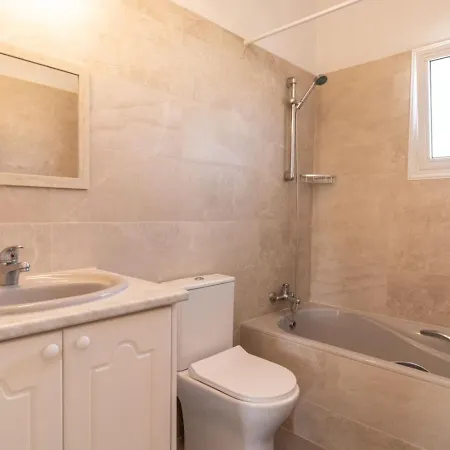 בית נופש Nadezda - 3br Retreat In Paradise Gardens,