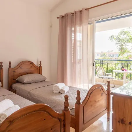 Nadezda - 3br Retreat In Paradise Gardens, בית נופש פאפוס