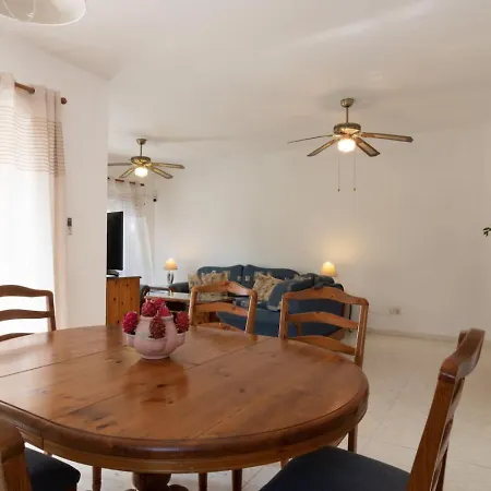 בית נופש Nadezda - 3br Retreat In Paradise Gardens,