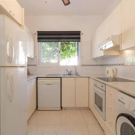 Nadezda - 3br Retreat In Paradise Gardens, בית נופש *