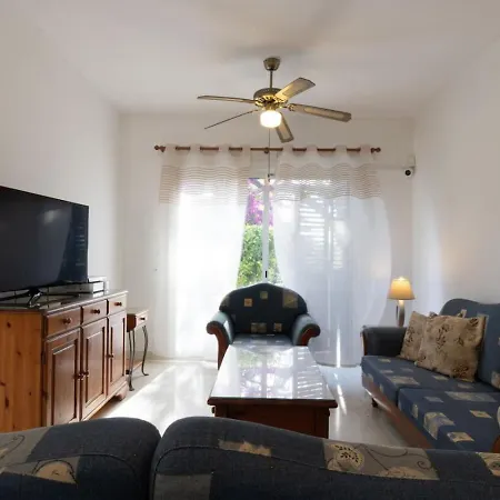 בית נופש Nadezda - 3br Retreat In Paradise Gardens, *