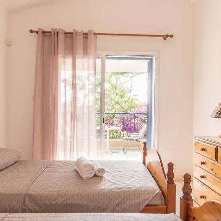 בית נופש Nadezda - 3br Retreat In Paradise Gardens,