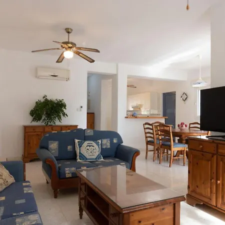 Nadezda - 3br Retreat In Paradise Gardens, Holiday home Paphos