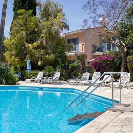 בית נופש Nadezda - 3br Retreat In Paradise Gardens,