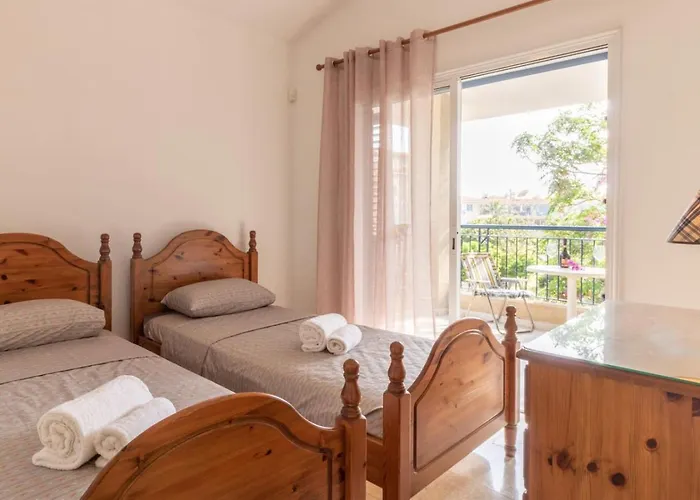 Nadezda - 3br Retreat In Paradise Gardens, 度假居 Paphos