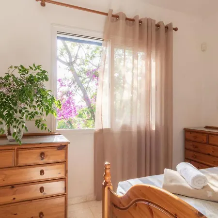 Ferienhaus Nadezda - 3br Retreat In Paradise Gardens, Paphos
